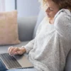 Le lien entre migraine, mâchoire et douleur et raideur cervicale