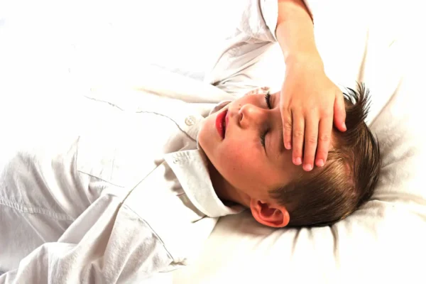 Migraines-probleme-cervical-enfant-adolescent - Chiropracteur Paris 16 Les migraines chez les enfants et adolescents peuvent être liées à des problèmes cervicaux